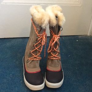 NEVER WORN SNOW BOOTS